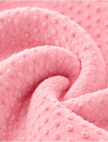 image du coussin enveloppant texturé avec zoom sur le tissu velours bean blush du coussin de grossesse