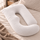image du coussin de grossesse blanc qui montre les formes généreuses du coussin de grossesse